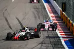 Foto zur News: Kevin Magnussen (Haas) und Esteban Ocon (Racing Point)