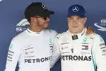 Foto zur News: Lewis Hamilton (Mercedes) und Valtteri Bottas (Mercedes)