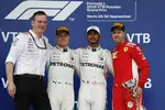 Foto zur News: Valtteri Bottas (Mercedes), Lewis Hamilton (Mercedes) und Sebastian Vettel (Ferrari)