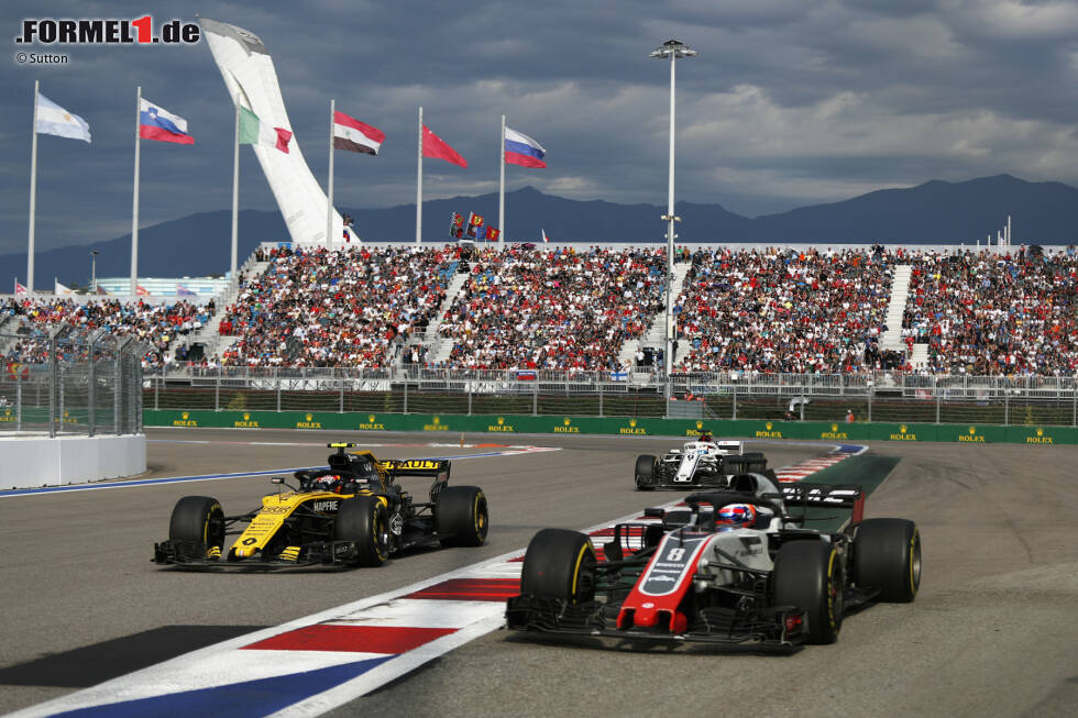 Foto zur News: Carlos Sainz (Renault) und Romain Grosjean (Haas)