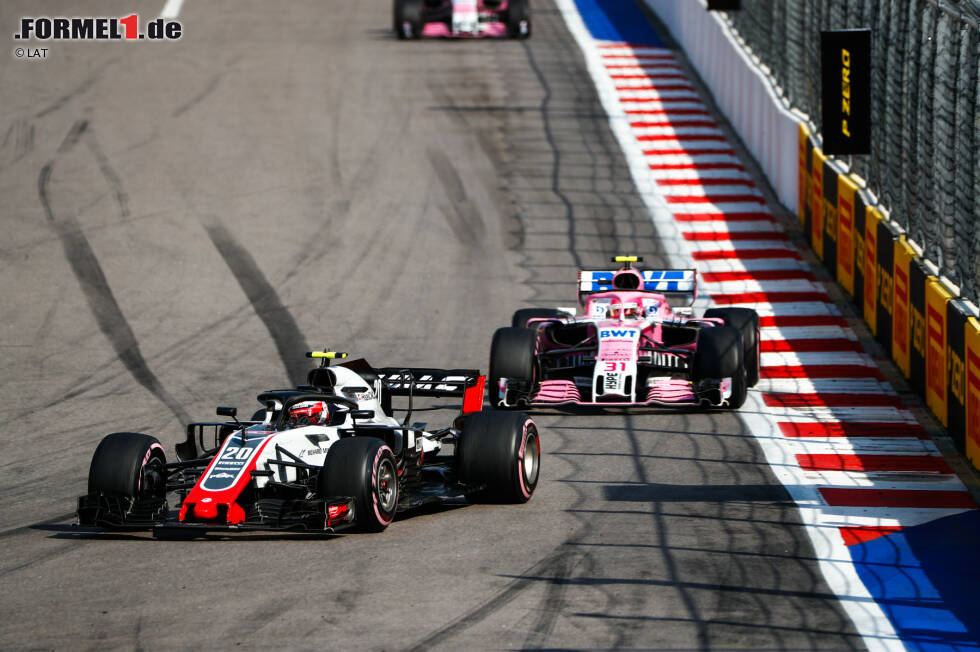 Foto zur News: Kevin Magnussen (Haas) und Esteban Ocon (Racing Point)