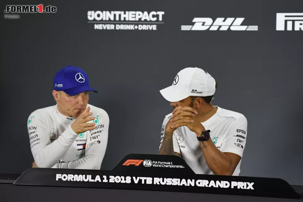 Foto zur News: Valtteri Bottas (Mercedes) und Lewis Hamilton (Mercedes)