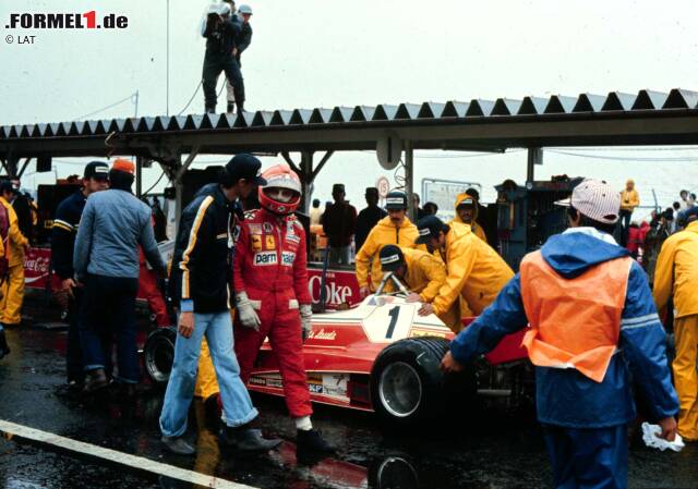 Foto zur News: Der erste Grand Prix von Japan findet am 24. Oktober 1976 in Fuji statt. Im denkwürdigen Regenrennen holt sich Andretti (Lotus) den Sieg. Die Schlagzeilen beherrschen Lauda und Hunt. Der Brite holt sich den Titel, als der Österreicher seinen Boliden abstellt. Lauda wollte nach seinem Nürburgring-Crash kein Risiko eingehen.