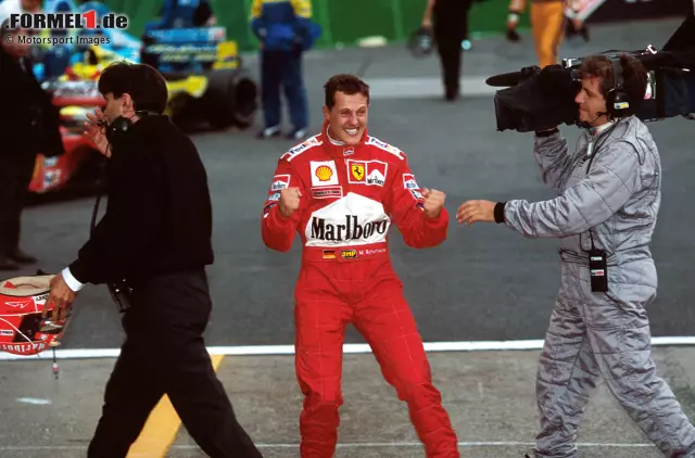 Es ist vollbracht! Nach vier gescheiterten Versuchen gelingt Michael Schumacher im Jahr 2000 in seiner fünften Ferrari-Saison endlich der ersten WM-Titel mit der Scuderia. Für Schumi ist es nach seinen beiden Triumphen mit Benetton bereits Titel Nummer drei, für die Italiener ist es der erste Fahrertitel seit Jody Scheckter 1979 ... Foto zur News: Es ist vollbracht! Nach vier gescheiterten Versuchen gelingt Michael Schumacher im Jahr 2000 in seiner fünften Ferrari-Saison endlich der ersten WM-Titel mit der Scuderia. Für Schumi ist es nach seinen beiden Triumphen mit Benetton bereits Titel Nummer drei, für die Italiener ist es der erste Fahrertitel seit Jody Scheckter 1979 ...