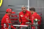 Foto zur News: Maurizio Arrivabene, Kimi Räikkönen (Ferrari) und Sebastian Vettel (Ferrari)