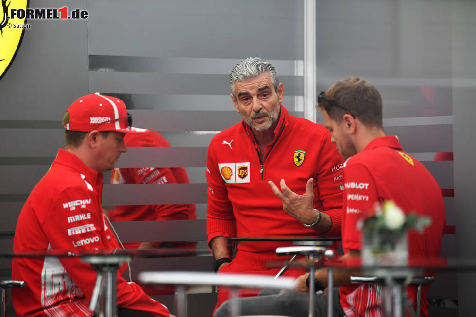 Foto zur News: Maurizio Arrivabene, Kimi Räikkönen (Ferrari) und Sebastian Vettel (Ferrari)