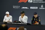 Foto zur News: Valtteri Bottas (Mercedes), Lewis Hamilton (Mercedes) und Max Verstappen (Red Bull)