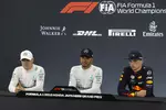 Foto zur News: Valtteri Bottas (Mercedes), Lewis Hamilton (Mercedes) und Max Verstappen (Red Bull)