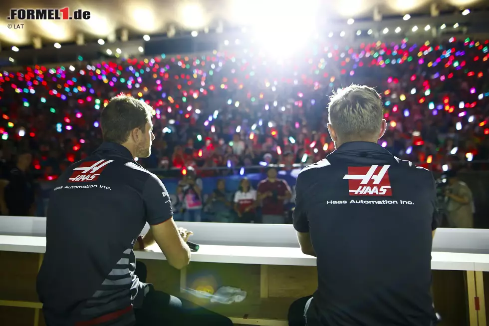 Foto zur News: Romain Grosjean (Haas) und Kevin Magnussen (Haas)