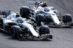 Foto zur News: Sergei Sirotkin (Williams) und Charles Leclerc (Sauber)