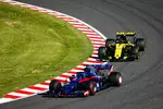 Foto zur News: Brendon Hartley (Toro Rosso) und Carlos Sainz (Renault)