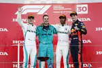 Foto zur News: Valtteri Bottas (Mercedes), Lewis Hamilton (Mercedes) und Max Verstappen (Red Bull)