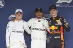 Foto zur News: Valtteri Bottas (Mercedes), Lewis Hamilton (Mercedes) und Max Verstappen (Red Bull)