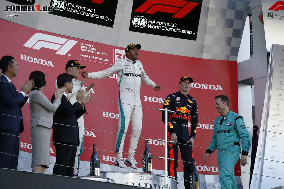 Foto zur News: Valtteri Bottas (Mercedes), Lewis Hamilton (Mercedes) und Max Verstappen (Red Bull)