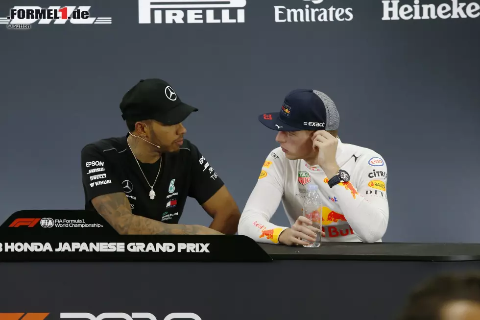 Foto zur News: Lewis Hamilton (Mercedes) und Max Verstappen (Red Bull)