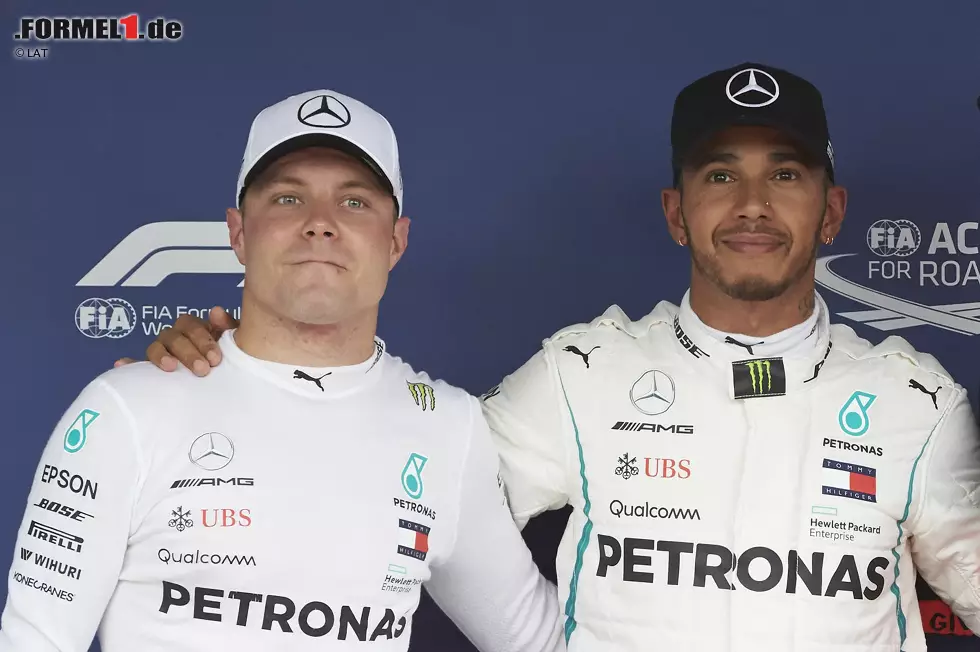 Foto zur News: Valtteri Bottas (Mercedes) und Lewis Hamilton (Mercedes)