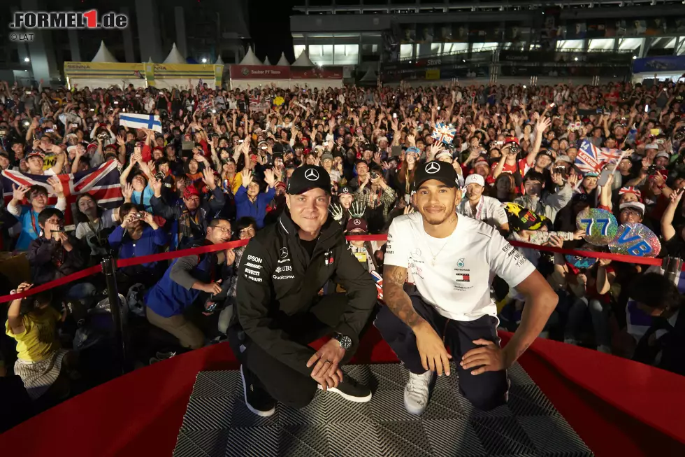 Foto zur News: Valtteri Bottas (Mercedes) und Lewis Hamilton (Mercedes)