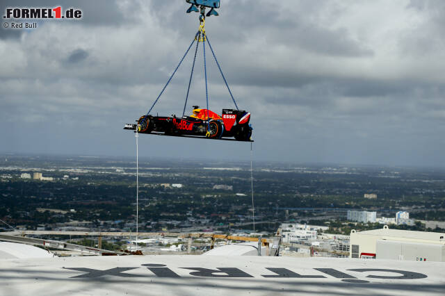 Donuts in 200 Metern Höhe: David Coulthard (Red Bull) auf dem One-Thousand-Museum-Wolkenkratzer in Miami mit dem RB7 Donuts in 200 Metern Höhe: David Coulthard (Red Bull) auf dem One-Thousand-Museum-Wolkenkratzer in Miami mit dem RB7