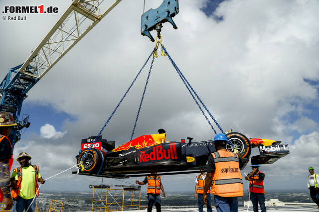 Donuts in 200 Metern Höhe: David Coulthard (Red Bull) auf dem One-Thousand-Museum-Wolkenkratzer in Miami mit dem RB7 Donuts in 200 Metern Höhe: David Coulthard (Red Bull) auf dem One-Thousand-Museum-Wolkenkratzer in Miami mit dem RB7