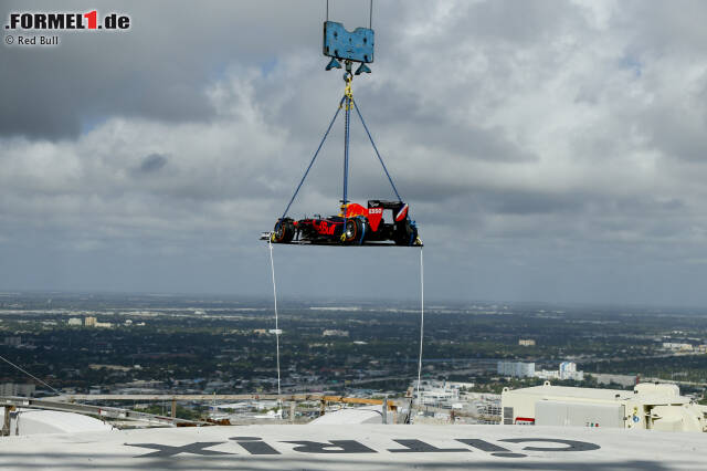Donuts in 200 Metern Höhe: David Coulthard (Red Bull) auf dem One-Thousand-Museum-Wolkenkratzer in Miami mit dem RB7 Donuts in 200 Metern Höhe: David Coulthard (Red Bull) auf dem One-Thousand-Museum-Wolkenkratzer in Miami mit dem RB7