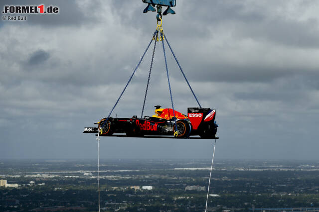 Donuts in 200 Metern Höhe: David Coulthard (Red Bull) auf dem One-Thousand-Museum-Wolkenkratzer in Miami mit dem RB7 Donuts in 200 Metern Höhe: David Coulthard (Red Bull) auf dem One-Thousand-Museum-Wolkenkratzer in Miami mit dem RB7