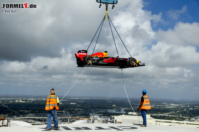Donuts in 200 Metern Höhe: David Coulthard (Red Bull) auf dem One-Thousand-Museum-Wolkenkratzer in Miami mit dem RB7 Donuts in 200 Metern Höhe: David Coulthard (Red Bull) auf dem One-Thousand-Museum-Wolkenkratzer in Miami mit dem RB7
