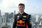 Foto zur News: Donuts in 200 Metern Höhe: David Coulthard (Red Bull) auf dem One-Thousand-Museum-Wolkenkratzer in Miami mit dem RB7