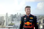 Gallerie: Donuts in 200 Metern Höhe: David Coulthard (Red Bull) auf dem One-Thousand-Museum-Wolkenkratzer in Miami mit dem RB7