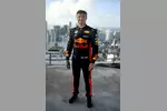 Foto zur News: Donuts in 200 Metern Höhe: David Coulthard (Red Bull) auf dem One-Thousand-Museum-Wolkenkratzer in Miami mit dem RB7