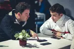 Foto zur News: Motorsport-Network-Chef James Allen und Charles Leclerc (Sauber)