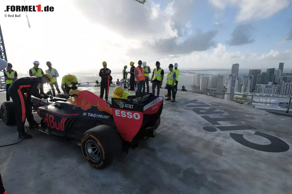 Foto zur News: Donuts in 200 Metern Höhe: David Coulthard (Red Bull) auf dem One-Thousand-Museum-Wolkenkratzer in Miami mit dem RB7