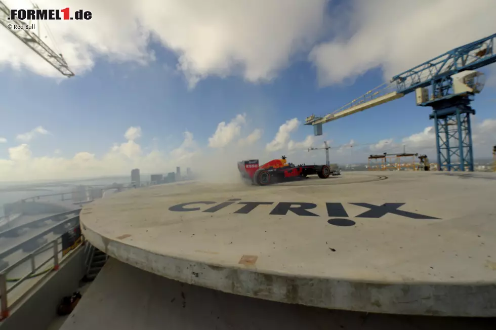 Foto zur News: Donuts in 200 Metern Höhe: David Coulthard (Red Bull) auf dem One-Thousand-Museum-Wolkenkratzer in Miami mit dem RB7