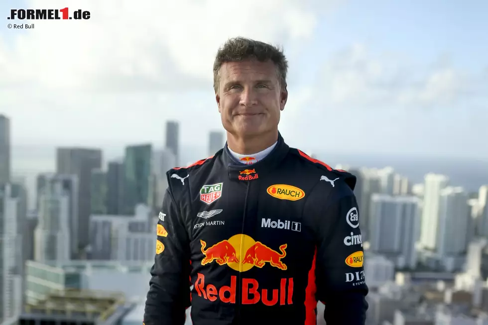 Foto zur News: Donuts in 200 Metern Höhe: David Coulthard (Red Bull) auf dem One-Thousand-Museum-Wolkenkratzer in Miami mit dem RB7