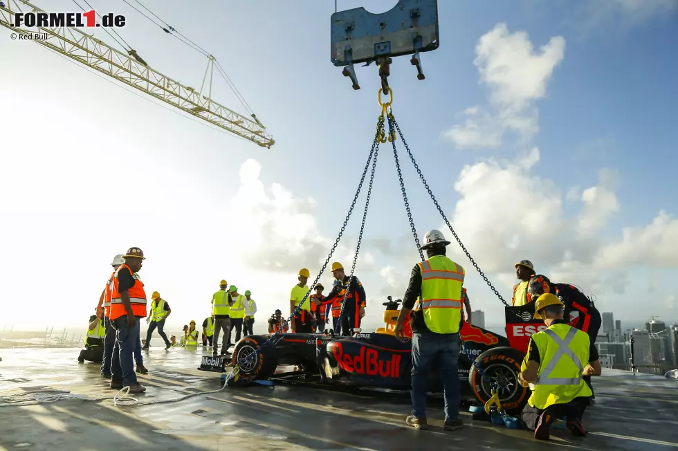 Foto zur News: Donuts in 200 Metern Höhe: David Coulthard (Red Bull) auf dem One-Thousand-Museum-Wolkenkratzer in Miami mit dem RB7