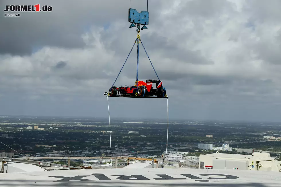 Foto zur News: Donuts in 200 Metern Höhe: David Coulthard (Red Bull) auf dem One-Thousand-Museum-Wolkenkratzer in Miami mit dem RB7