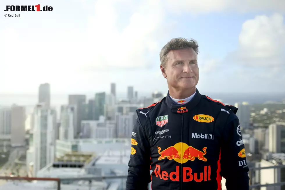 Foto zur News: Donuts in 200 Metern Höhe: David Coulthard (Red Bull) auf dem One-Thousand-Museum-Wolkenkratzer in Miami mit dem RB7