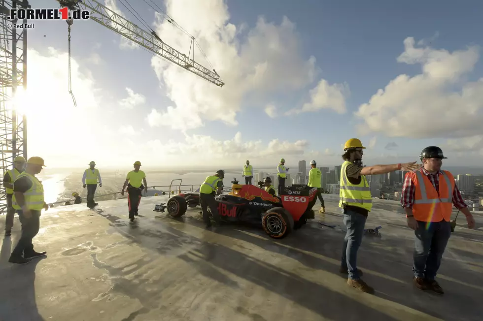 Foto zur News: Donuts in 200 Metern Höhe: David Coulthard (Red Bull) auf dem One-Thousand-Museum-Wolkenkratzer in Miami mit dem RB7