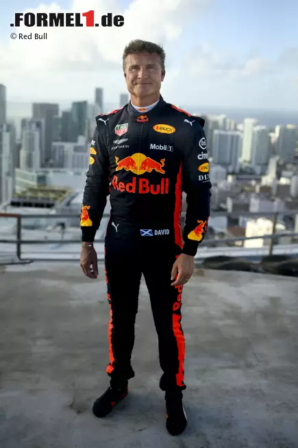 Foto zur News: Donuts in 200 Metern Höhe: David Coulthard (Red Bull) auf dem One-Thousand-Museum-Wolkenkratzer in Miami mit dem RB7