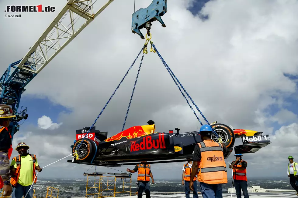 Foto zur News: Donuts in 200 Metern Höhe: David Coulthard (Red Bull) auf dem One-Thousand-Museum-Wolkenkratzer in Miami mit dem RB7