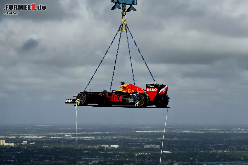 Foto zur News: Donuts in 200 Metern Höhe: David Coulthard (Red Bull) auf dem One-Thousand-Museum-Wolkenkratzer in Miami mit dem RB7