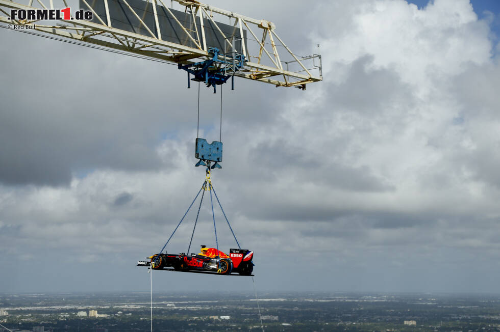 Foto zur News: Donuts in 200 Metern Höhe: David Coulthard (Red Bull) auf dem One-Thousand-Museum-Wolkenkratzer in Miami mit dem RB7