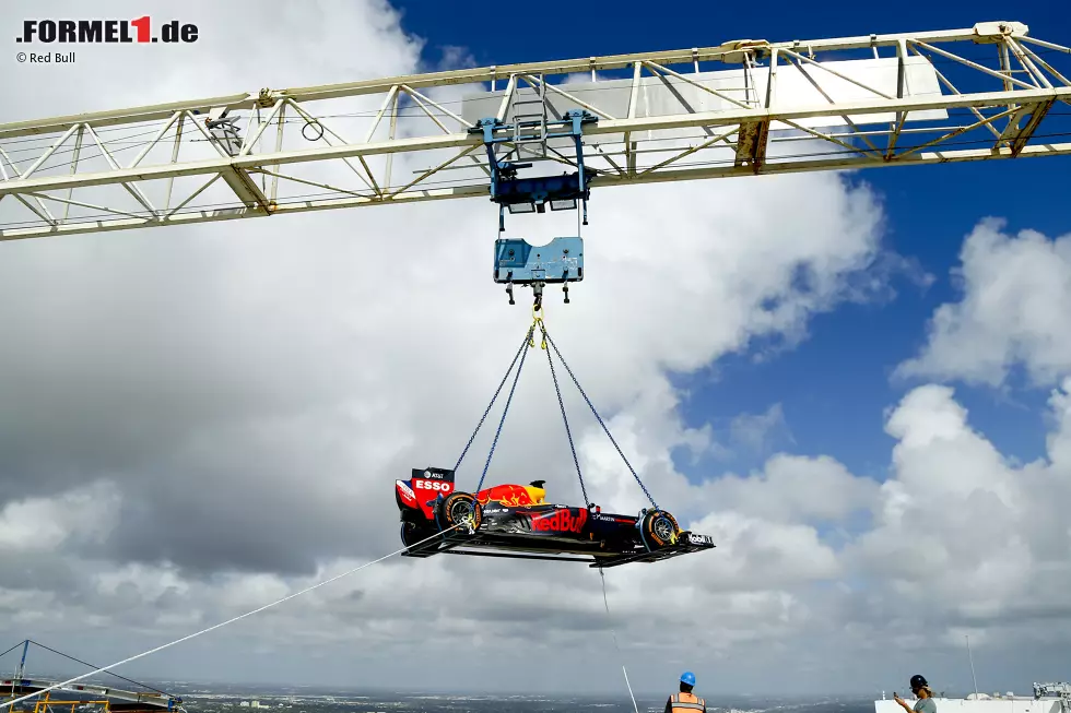 Foto zur News: Donuts in 200 Metern Höhe: David Coulthard (Red Bull) auf dem One-Thousand-Museum-Wolkenkratzer in Miami mit dem RB7