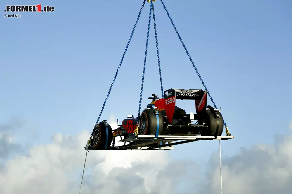 Foto zur News: Donuts in 200 Metern Höhe: David Coulthard (Red Bull) auf dem One-Thousand-Museum-Wolkenkratzer in Miami mit dem RB7