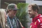 Foto zur News: Surf-Legende Robbie Naish und Sebastian Vettel (Ferrari)