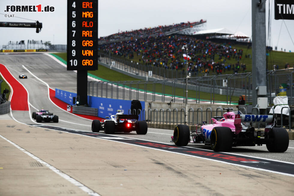 Foto zur News: Sergio Perez (Racing Point) und Sergei Sirotkin (Williams)