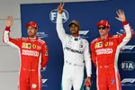 Foto zur News: Sebastian Vettel (Ferrari), Lewis Hamilton (Mercedes) und Kimi Räikkönen (Ferrari)