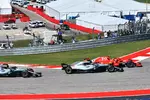 Foto zur News: Kimi Räikkönen (Ferrari) und Lewis Hamilton (Mercedes)