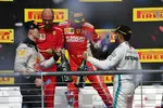 Foto zur News: Max Verstappen (Red Bull), Kimi Räikkönen (Ferrari) und Lewis Hamilton (Mercedes)