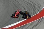 Foto zur News: Sebastian Vettel (Ferrari) und Daniel Ricciardo (Red Bull)