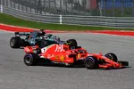 Foto zur News: Lewis Hamilton (Mercedes) und Kimi Räikkönen (Ferrari)